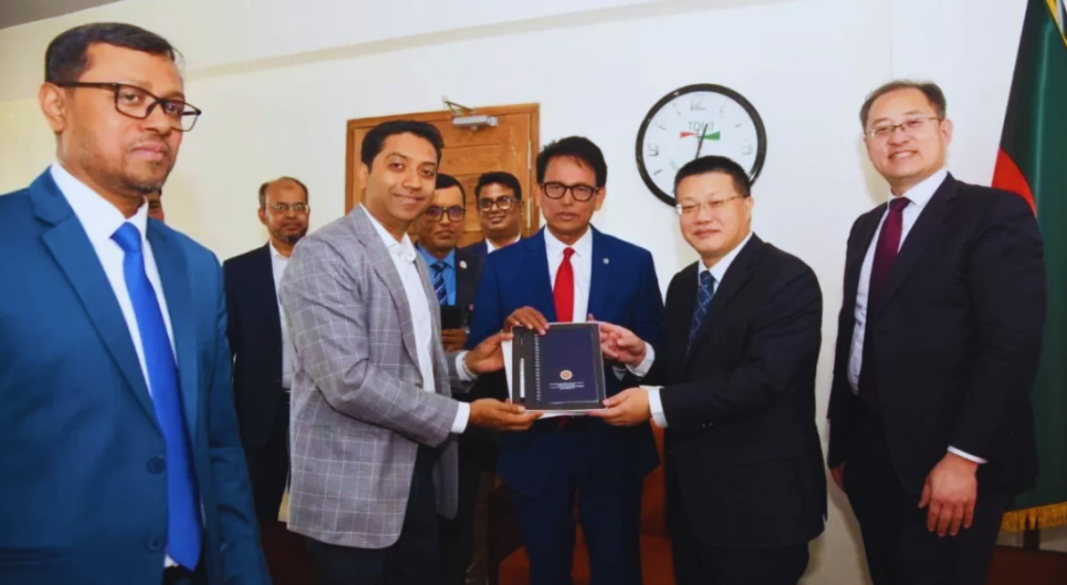 শিক্ষামন্ত্রী ড. আ ন ম এহছানুল হক মিলন ও প্রতিমন্ত্রী ববি হাজ্জাজের সঙ্গে সৌজন্য সাক্ষাৎ করেন ঢাকায় নিযুক্ত চীনের রাষ্ট্রদূত ইয়াও ওয়েন। ছবি: সংগৃহীত