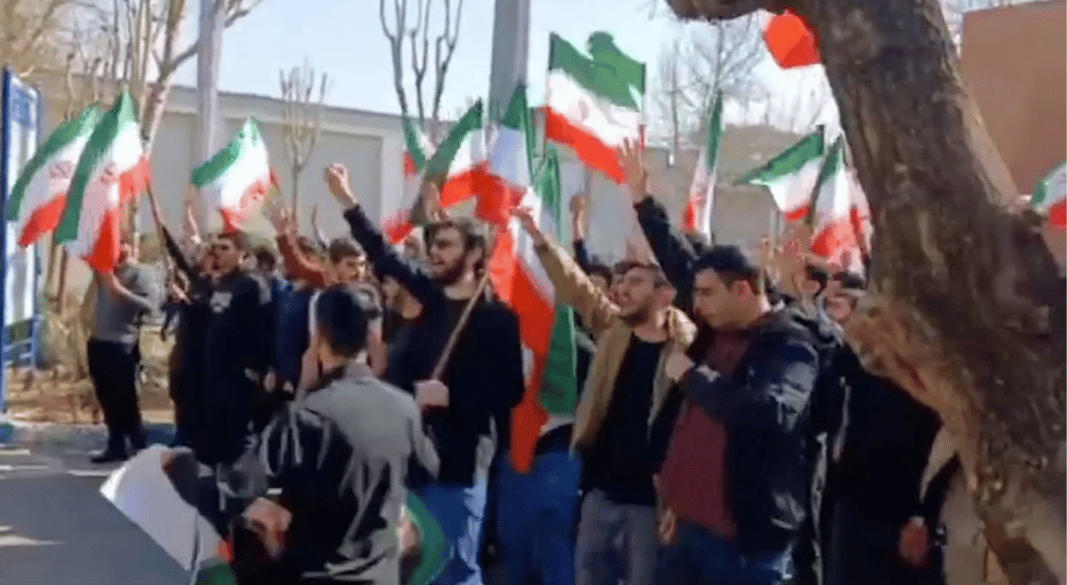 শিক্ষার্থীদের প্রতিবাদে উত্তাল ইরান