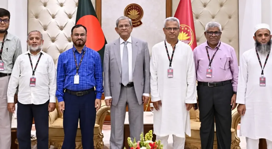 রাষ্ট্রপতির সাথে সাক্ষাৎ করার ছবি:সংগৃহীত।