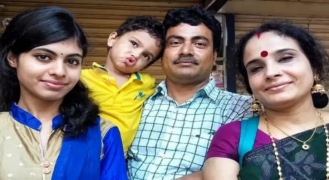 শিক্ষক পড়েছিলেন ছাদে, স্ত্রী-মেয়ে সিঁড়িতে আর ছেলে খাটের নিচে