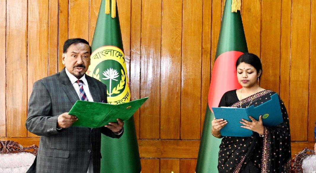 সংরক্ষিত নারী আসনের সদস্য হিসেবে শপথ নিয়েছেন নুসরাত তাবাসসুম । ছবি: জাতীয় সংসদ সচিবালয়