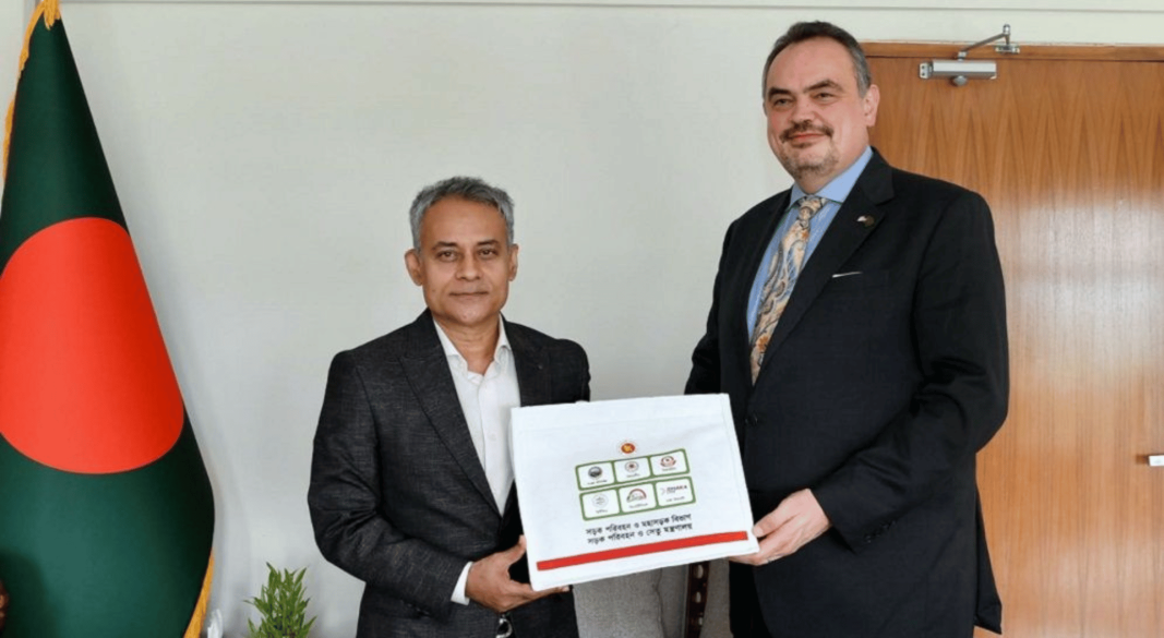 নৌপরিবহন মন্ত্রী শেখ রবিউল আলম এমপির সঙ্গে বাংলাদেশে নিযুক্ত মার্কিন রাষ্ট্রদূত ব্রেন্ট টি. ক্রিস্টেনসেন। সংগৃহীত ছবি