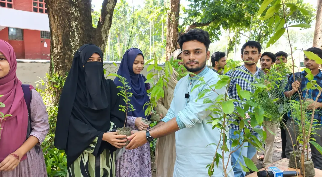ভোটে হারলেও প্রতিশ্রুতি রাখলেন আরিফ, প্রথম ধাপে দিলেন ৭২৫টি গাছ