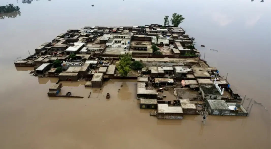 চার দিন ধরে কোনো সরকারি উদ্ধারকারী দল না পৌঁছানোয় চরম অনিশ্চয়তার মধ্যে আটকে রয়েছেন বহু দুর্গত মানুষ। ছবি: সংগৃহীত