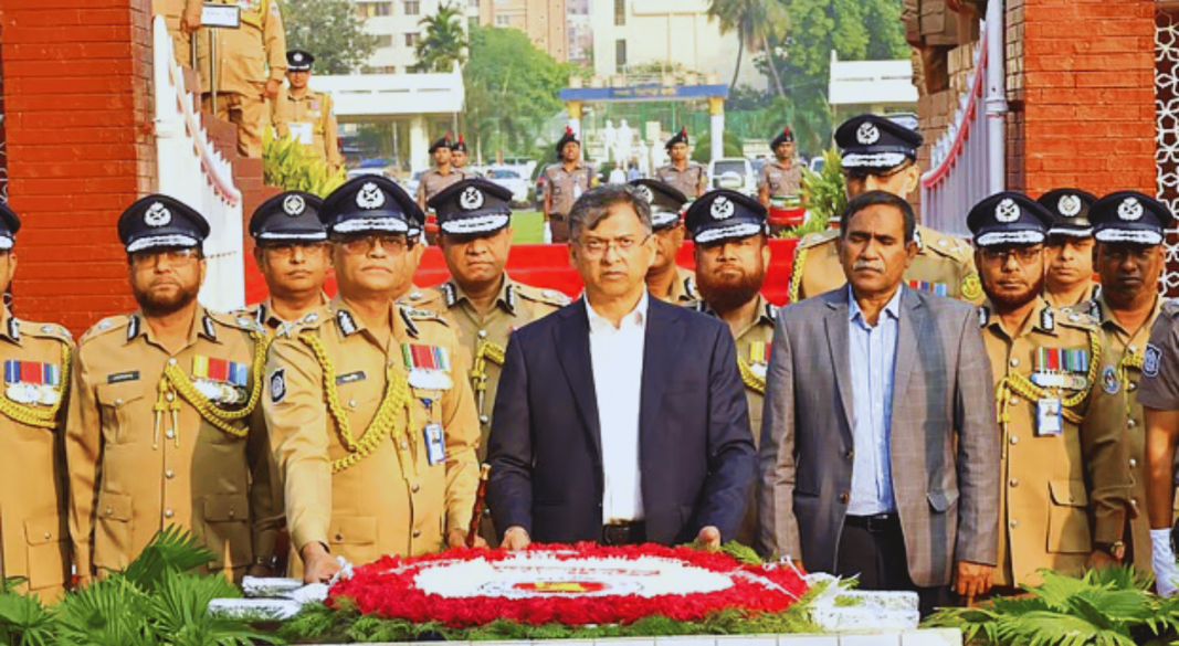 রাজারবাগ পুলিশ লাইনস স্মৃতিসৌধে স্বরাষ্ট্রমন্ত্রী সালাহউদ্দিন আহমদ ও পুলিশের মহাপরিদর্শক (আইজিপি) মো. আলী হোসেন ফকিরের শ্রদ্ধা । ছবি: পুলিশ সদর দপ্তরের সৌজন্যে