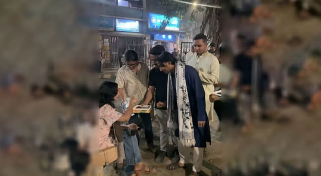 তারেক রহমান প্রধানমন্ত্রী হওয়ায় ঢাবিতে ছাত্রদলের মিষ্টি বিতরণ