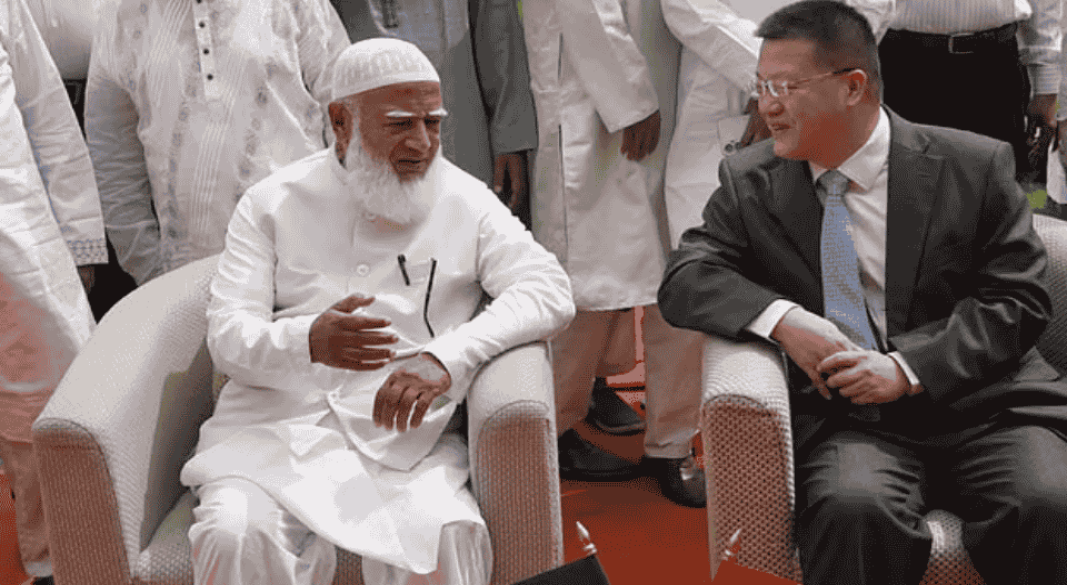 রাজধানীতে এক অনুষ্ঠানে জামায়াতের আমির ও বিরোধীদলীয় নেতা শফিকুর রহমানের সঙ্গে কথা বলছেন বাংলাদেশে নিযুক্ত চীনের রাষ্ট্রদূত ইয়াও ওয়েন। ছবি: জামায়াতের সৌজন্যে