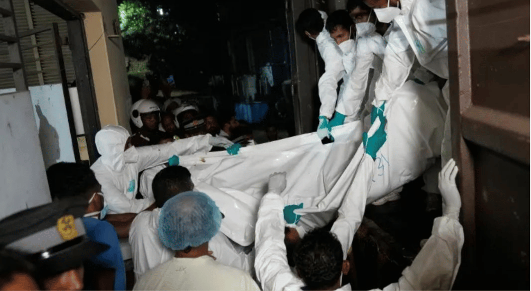 শ্রীলঙ্কার জলসীমার বাইরে ডুবে যাওয়া যুদ্ধজাহাজ 'আইরিস ডেনা'র নিহত ইরানি নাবিকদের মরদেহ একটি যানবাহন থেকে নামাচ্ছেন স্বাস্থ্যকর্মীরা। গালে, বুধবার ৪ঠা মার্চ ২০২৬।