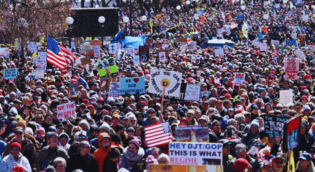 ট্রাম্পের বিরুদ্ধে যুক্তরাষ্ট্রে ব্যাপক বিক্ষোভ, রাস্তায় লাখো মানুষ