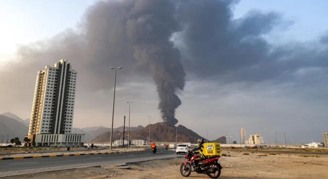 সংযুক্ত আরব আমিরাতে বিস্ফোরণের পর ধোঁয়া উড়তে দেখা যাচ্ছে। ছবিটি গত ৩ মার্চ তোলা। ছবি: সংগৃহীত