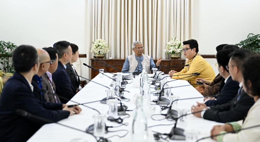 ধান উপদেষ্টা অধ্যাপক ড. মুহাম্মদ ইউনূসের সঙ্গে চীন-বাংলাদেশ অংশীদারিত্ব ফোরামের একটি প্রতিনিধিদল বুধবার রাষ্ট্রীয় অতিথি ভবন যমুনায় বৈঠক করেন। ছবি : প্রধান উপদেষ্টার ফেসবুক পেজ থেকে সংগৃহীত