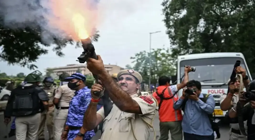 নয়াদিল্লিতে ককরোচ জনতা পার্টির (CJP) পার্লামেন্টমুখী বিক্ষোভ মিছিল ছত্রভঙ্গ করতে পুলিশের টিয়ার গ্যাস নিক্ষেপ। ছবি:সংগৃহীত