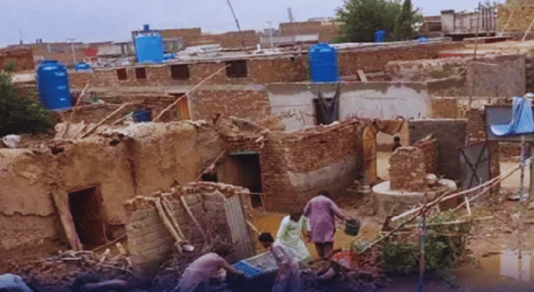 টানা বৃষ্টির কারণে বেশ কয়েকটি বাড়ির ছাদ ধসে পড়ে। ছবি: সংগৃহীত