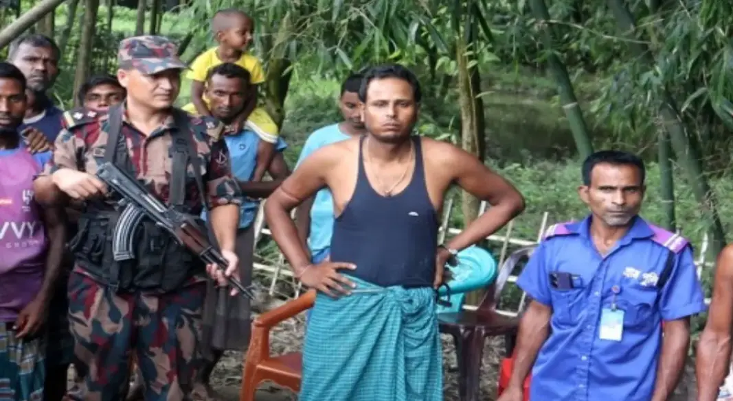 ভারতীয়কে ধরে নিয়ো আসলো বাংলাদেশীরা। ছবি:সংগৃহীত