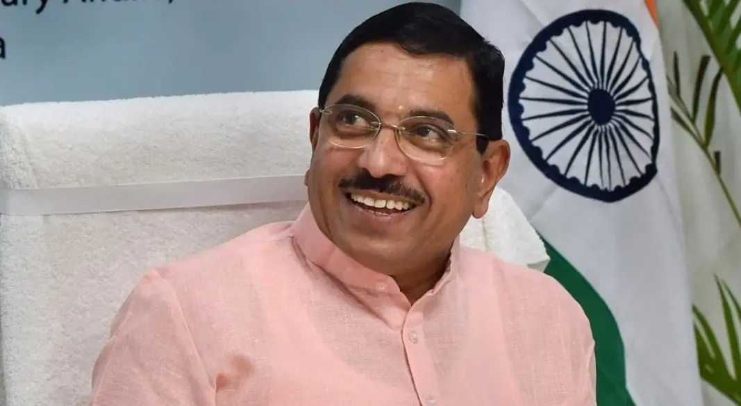 ভারতের শিক্ষা মন্ত্রণালয়ের অতিরিক্ত দায়িত্ব নিয়ে নতুন শিক্ষামন্ত্রী হিসেবে দায়িত্ব নিলেন বিজেপি নেতা প্রহ্লাদ জোশী। ছবি: সংগৃহীত