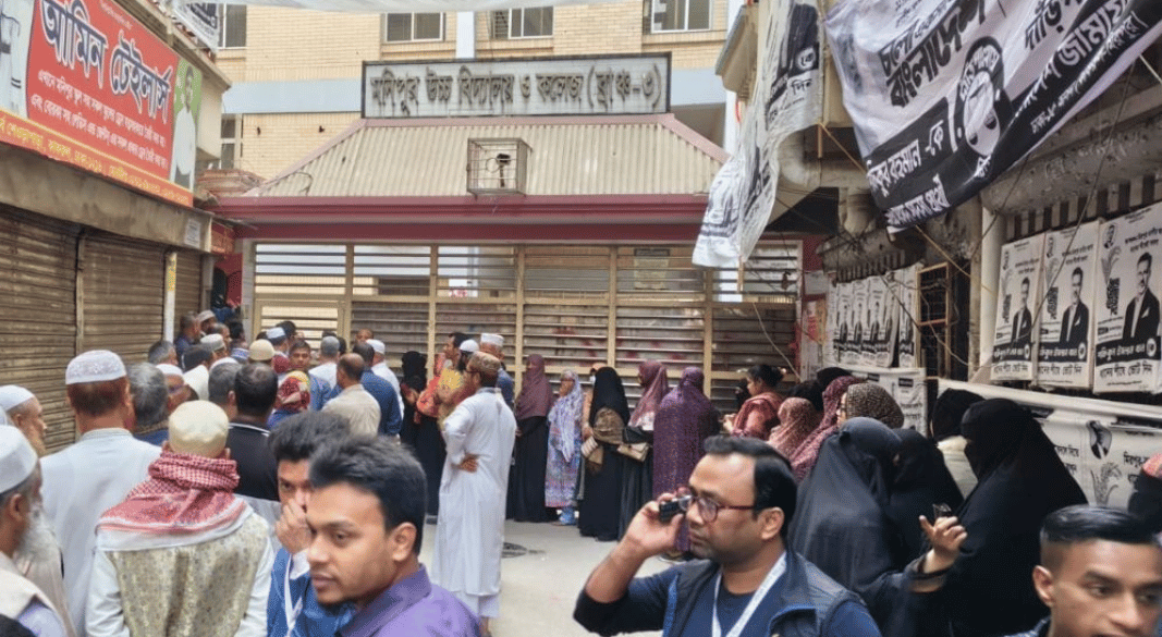 ভোরের পর থেকেই কেন্দ্রমুখী ভোটারদের দীর্ঘ লাইন