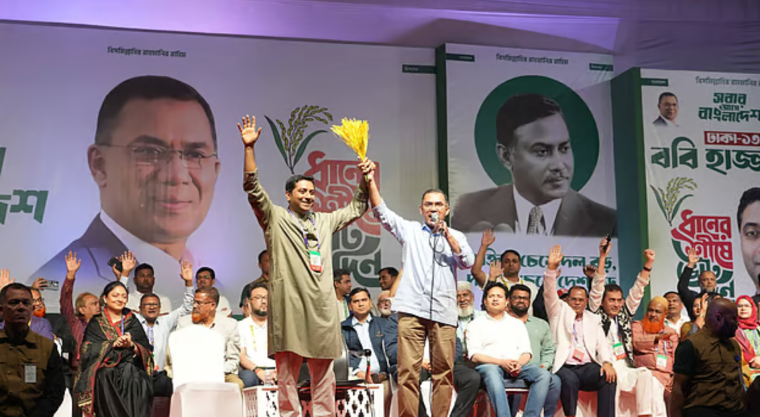 ঢাকা-১৩ আসনে বিএনপির প্রার্থী ববি হাজ্জাজের সমর্থনে আয়োজিত নির্বাচনী সমাবেশে দলটির চেয়ারম্যান তারেক রহমান। আজ রোববার সন্ধ্যায় রাজধানীর শ্যামলী ক্লাব মাঠেছবি: বিএনপির মিডিয়া সেলের ফেসবুক পেজ থেকে নেওয়া