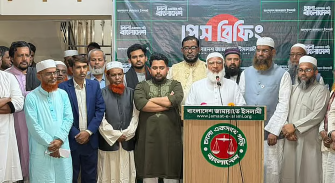 জামায়াতে ইসলামীর কেন্দ্রীয় কার্যালয়ের নিচতলায় এক প্রেস ব্রিফিংয়ে সাংবাদিকদের সঙ্গে কথা বলছেন দলটির আমির শফিকুর রহমান। মগবাজার, ঢাকা। ১০ ফেব্রুয়ারি ২০২৬। ছবি: জামায়াতে ইসলামীর সৌজন্যে।