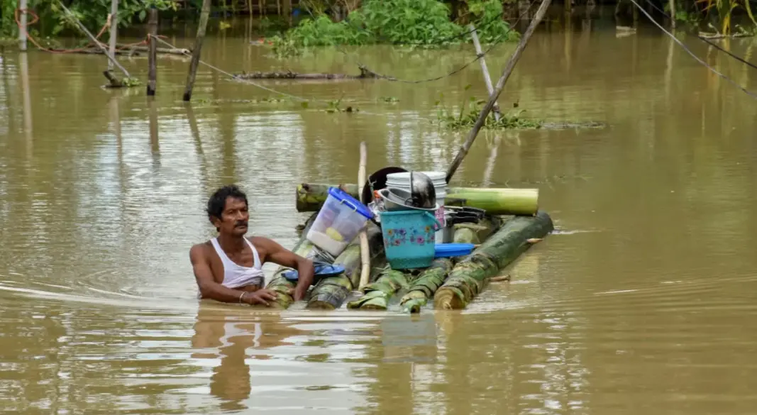 ভারতের আসামে বন্যায় ১১ লাখের বেশি মানুষ দুর্ভোগে । ছবি: সংগৃহীত