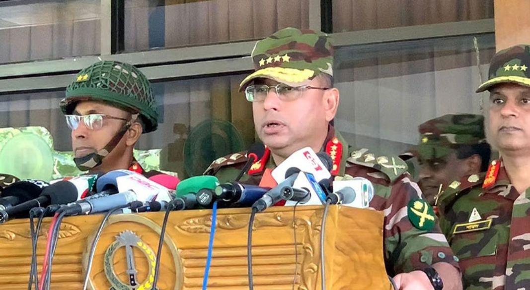সেনাবাহিনী প্রধান জেনারেল ওয়াকার-উজ-জামান।