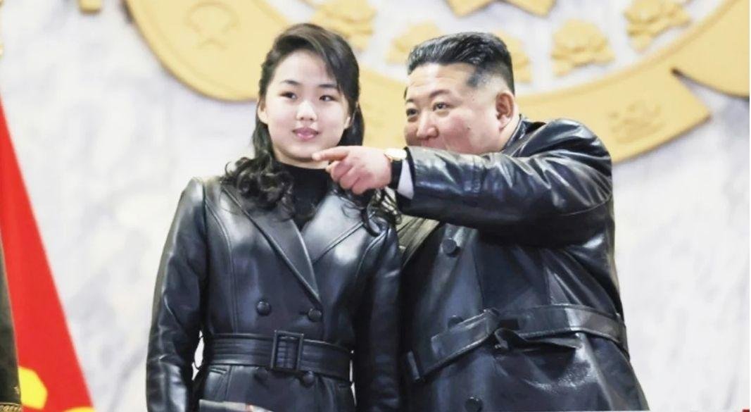 মেয়ে কিম জু-কে সঙ্গে নিয়ে দলীয় সভায় উত্তর কোরিয়ার প্রশাসক কিম জং উন। ছবি: সংগৃহীত