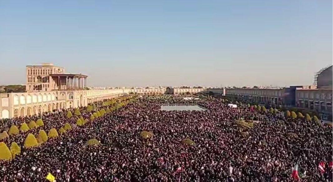 উত্তাল নাখশ-ই জাহান স্কয়ার