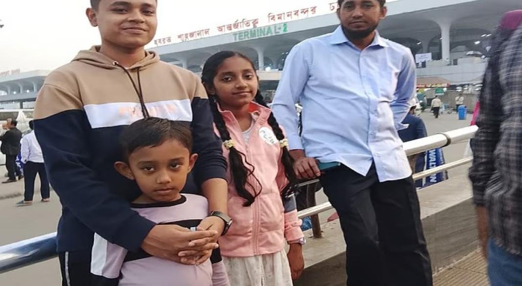 বাবা শাখাওয়াত ও ভাই শাওনের সঙ্গে শিশু উম্মে আইমান (মাঝখানে) । ছবি: স্বজনদের সৌজন্য