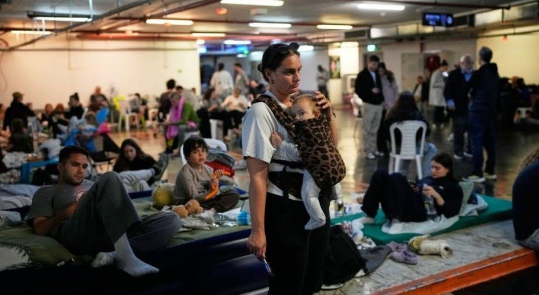 বাঙ্কারে নির্ঘুম ইসরাইল