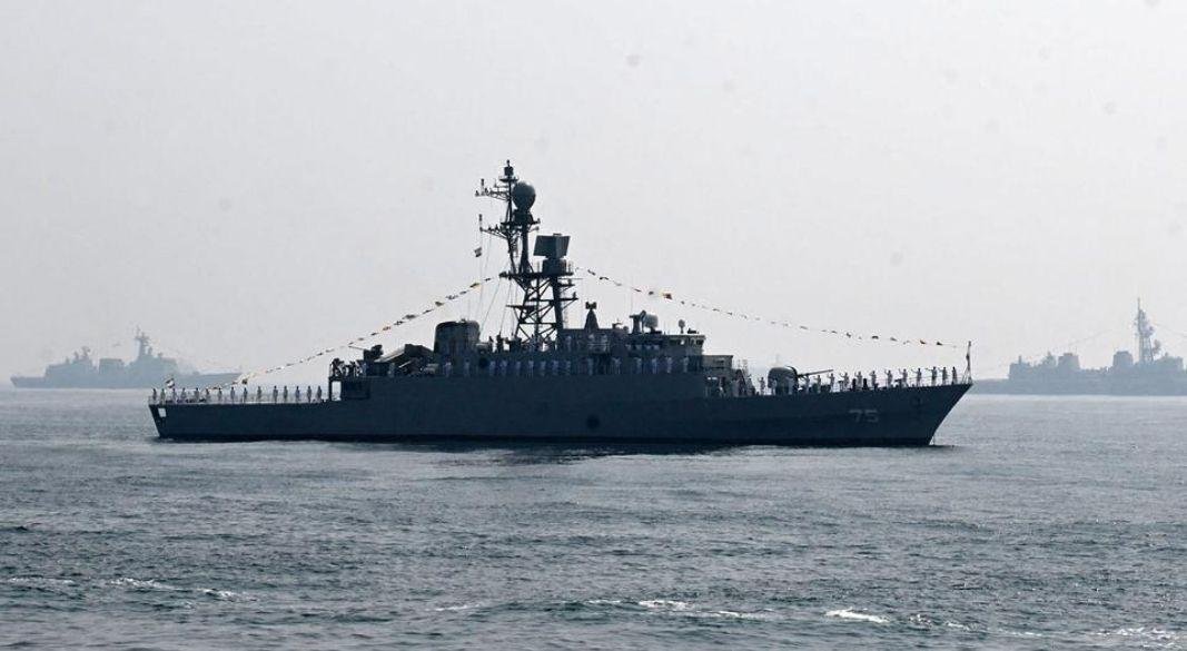 দক্ষিণের কোচি শহরে আইআরআইএস লাভান নোঙর করে আছে।