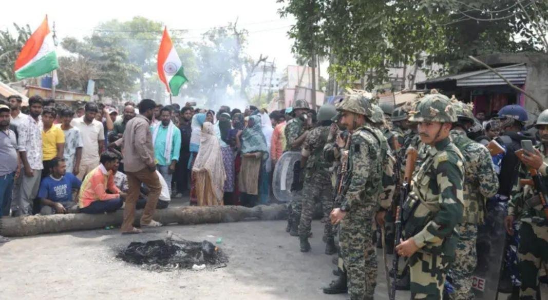 মালাদা জেলায় রাস্তায় গাছের গুঁড়ি ফেলে, টায়ার জ্বালিয়ে চলছে বিক্ষোভ।
