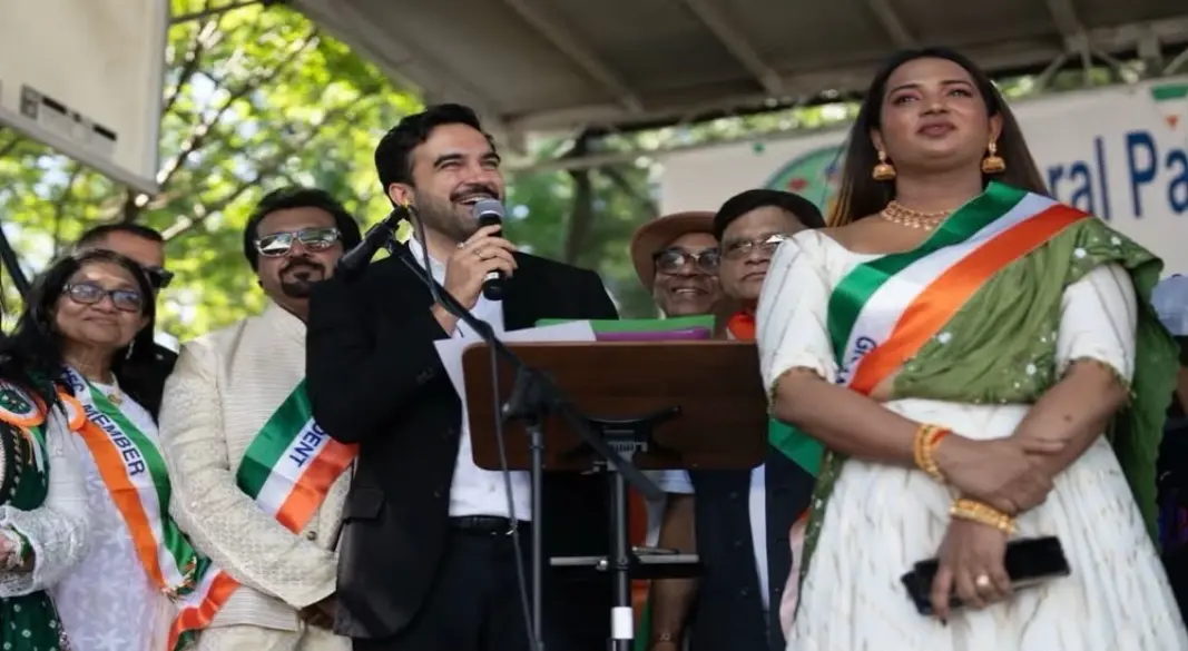 কুইন্সের ফ্লোরাল পার্কে আয়োজিত ইন্ডিয়া ডে প্যারেডে মঞ্চে বক্তব্য রাখছেন নিউইয়র্ক অ্যাসেম্বলি মেম্বার জোহরান মামদানি। ছবি: সংগৃহীত