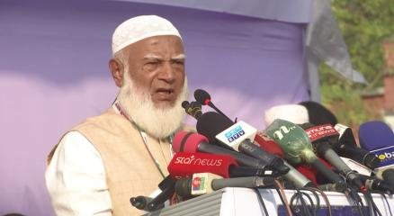 খুলনার সার্কিট হাউজ মাঠে নির্বাচনি জনসভায় বক্তৃতা করছেন জামায়াতে ইসলামীর আমির ডা. শফিকুর রহমান।