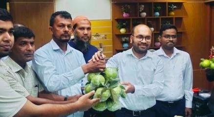 কৃষি কর্মকর্তার সাথে আলোচনা শেষে তাকে পেঁয়ারা উপহার দেন কৃষকরা!