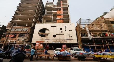 রাজধানীর গুলিস্তানে আওয়ামী লীগের কেন্দ্রীয় কার্যালয়ের এখন চরম দুর্দশা। আগুন লাগিয়ে দেওয়ার পর লুটপাট চালানো হয় ভবনটিতে। এখন নিচতলায় প্রস্রাব করেন পথচলতি মানুষ। ওপরের তলাগুলোতে থাকেন ভবঘুরে অনেকে । ছবি: সংগৃহীত