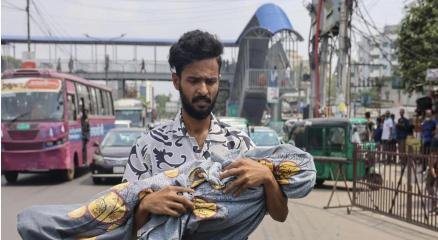 মৃত শিশুর মরদেহ নিয়ে যাচ্ছেন যুবক | ছবি : সংগৃহীত