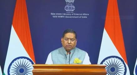 নিয়মিত সাপ্তাহিক ব্রিফিংয়ে কথা বলছেন ভারতের পররাষ্ট্র মন্ত্রণালয়ের মুখপাত্র রণধীর জয়সোয়াল। ছবি: ভারতের পররাষ্ট্র মন্ত্রণালয়ের ইউটিউব চ্যানেলে প্রকাশিত ভিডিও থেকে