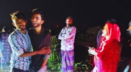 ট্রেনে কাটা পড়ে পাঁচজন নিহতের পর ঘটনাস্থলে স্বজনদের আহাজারি। শুক্রবার রাতে টাঙ্গাইলের কালিহাতী উপজেলার ধলাটেংগর এলাকায়। ছবি: সংগৃহীত