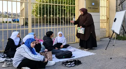 আজারবাইজানে হিজাব পরা ছাত্রীদের স্কুলে প্রবেশে বাধা দেওয়ায় স্কুলের গেটের বাইরে ক্লাস বর্জন ও প্রতিবাদে অংশ নেয় শিক্ষার্থীরা। ছবি: সংগৃহীত