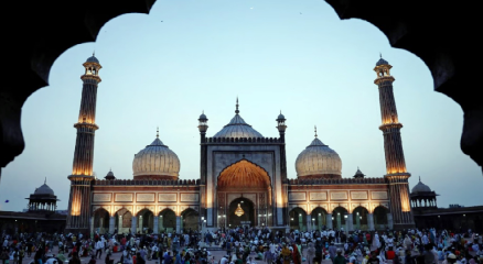 দিল্লির জামা মসজিদের সামনে ইফতার করছেন মুসল্লিরা। ছবিটি ২০২৫ সালের। ছবি: রয়টার্সের সৌজন্যে