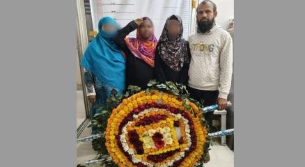 ধানমন্ডি ৩২ নম্বরে ফুল দিতে যাওয়ার সময় তিন নারীসহ গ্রেফতার চার। ছবি: সংগৃহীত