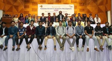 চট্টগ্রাম বিশ্ববিদ্যালয়ে ‘ইনক্লুসিভ গ্রোথ অ্যান্ড ইকোনমিক ডেভেলপমেন্ট’ শীর্ষক সেমিনারে উপস্থিত অতিথি ওশিক্ষার্থীরা