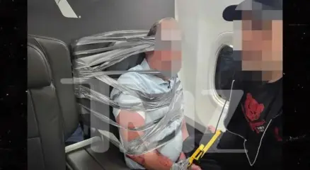ডালাস-নিউয়ার্কগামী বিমানে যাত্রীর মাতলামি, সিটের সঙ্গে ডাক্ট টেপে বেঁধে জরুরি অবতরণ