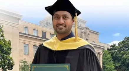 সমাবর্তনের পোশাকে ঢাকা বিশ্ববিদ্যালয়ের অর্থনীতি বিভাগের সাবেক শিক্ষার্থী ড. নাহিয়ান বিন খালেদ। ছবি: সংগৃহীত