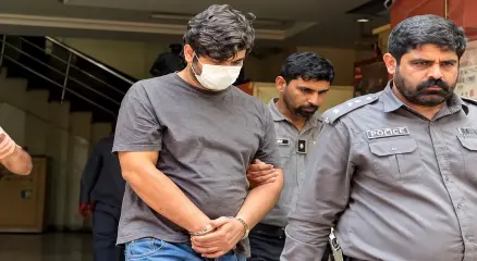 মার্কিন ডাক বিভাগে জাল শিপিং লেবেল জালিয়াতির অভিযোগে অভিযুক্ত ফাহিম আকরামকে গ্রেপ্তার করেছে পাকিস্তানের সাইবার ক্রাইম সংস্থা। ছবি: সংগৃহীত