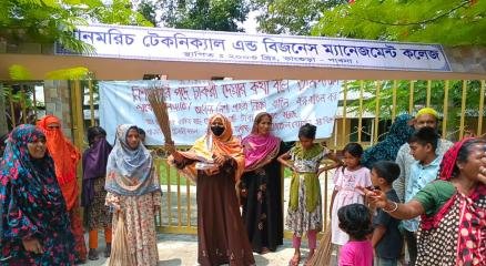 ঘুষের টাকা ফেরত দাবিতে বিক্ষোভ করছেন ভুক্তভোগী ও এলাকাবাসী