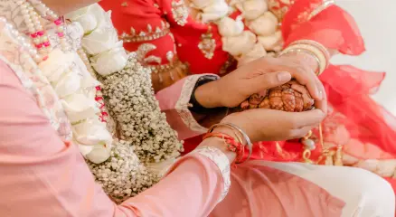 বিয়ের বড় অংকের বাজেট ও ঋণ নিয়ে পরিবারের সঙ্গে দ্বন্দ্বে পড়েছেন এক যুবক। ছবি: সংগৃহীত