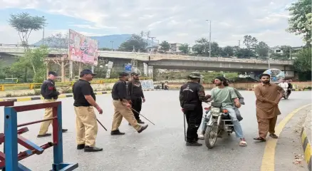 পাকিস্তানে পুলিশের অভিযান। ছবি:সংগৃহীত