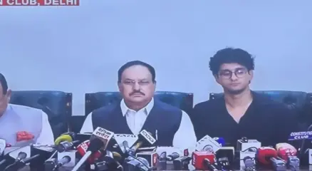 সংবাদ সম্মেলনে ককরোচ জনতা পার্টির মুখপাত্র সৌরভ দাস ও ভারত সরকারের কেন্দ্রীয় মন্ত্রী জে পি নাড্ডা। ছবি: সংগৃহীত