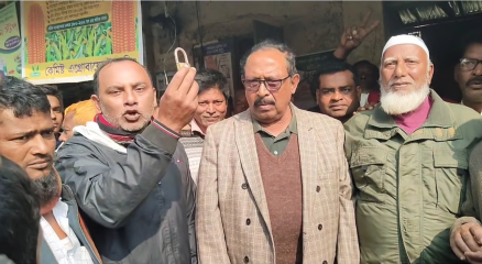 পঞ্চগড় সদর উপজেলা বিএনপির সভাপতি আবু দাউদ প্রধানের উপস্থিতিতে কার্যক্রম নিষিদ্ধ আওয়ামী লীগের চাকলাহাট ইউনিয়ন কার্যালয়ের তালা খুলে দেওয়া হয়েছে। আজ শুক্রবার সকালে উপজেলার চাকলাহাট বাজারে