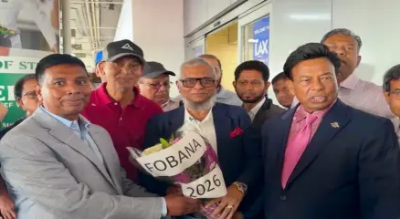 লস অ্যাঞ্জেলেস আন্তর্জাতিক বিমানবন্দরে পৌঁছালে মন্ত্রী আরিফুল হক চৌধুরীকে ফুল দিয়ে স্বাগত জানান ফোবানা আয়োজকেরা। ছবি: সংগৃহীত